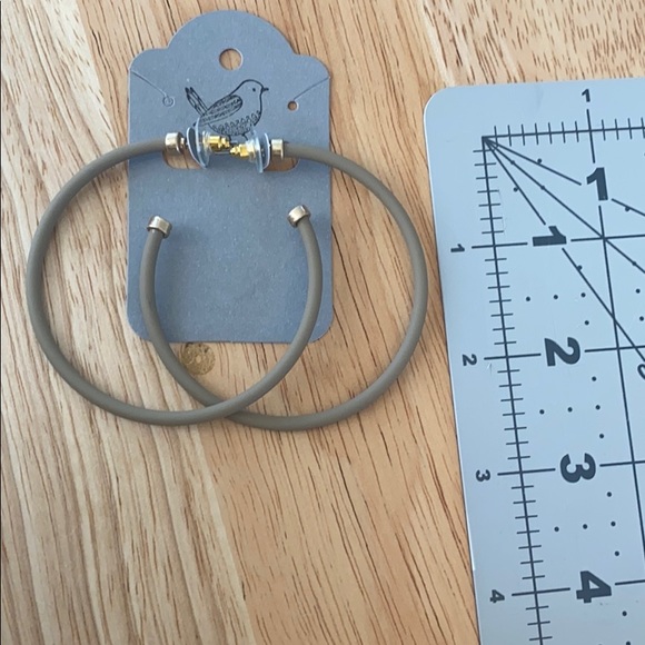 Grey hoop earrings - Picture 2 of 3